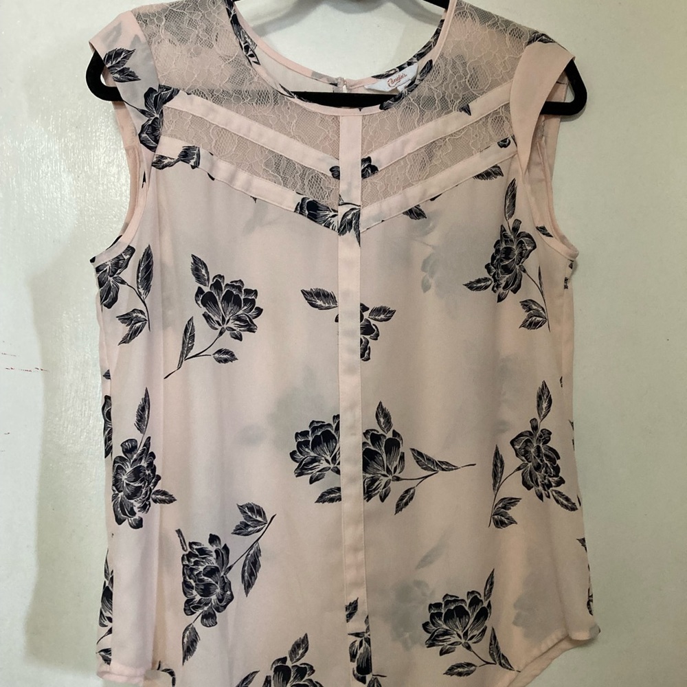 Beautiful floral blouse, women’s size medium. - Picture 2 of 12